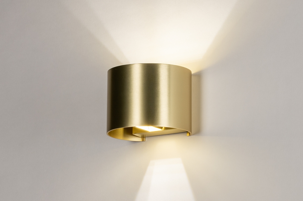 Foto 13936: Wandleuchte aus goldfarbenem Metall in halbkreisförmigem Design mit verstellbaren Lichtbündeln