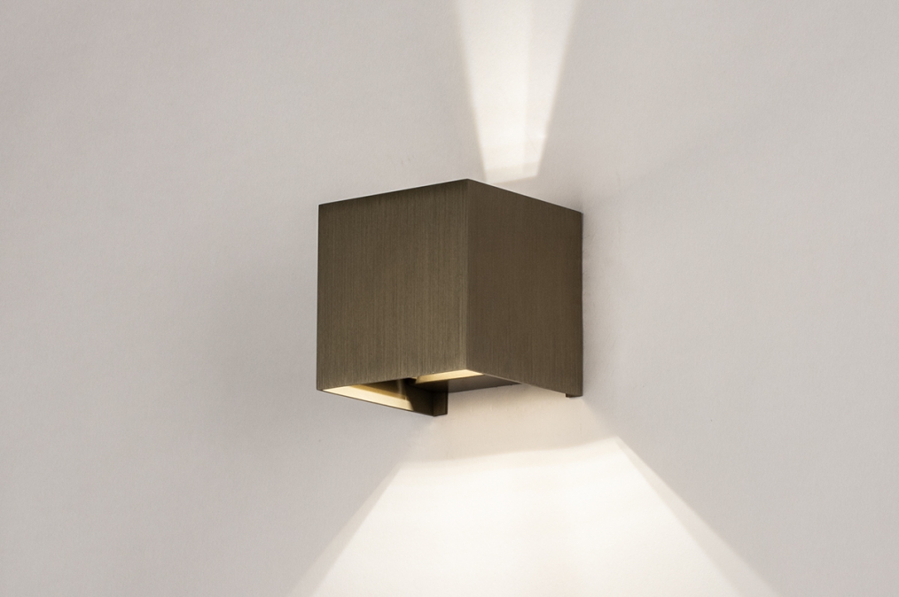 Foto 14270: Koffiebruine wandlamp van metaal in het vierkant met verstelbare lichtbundels