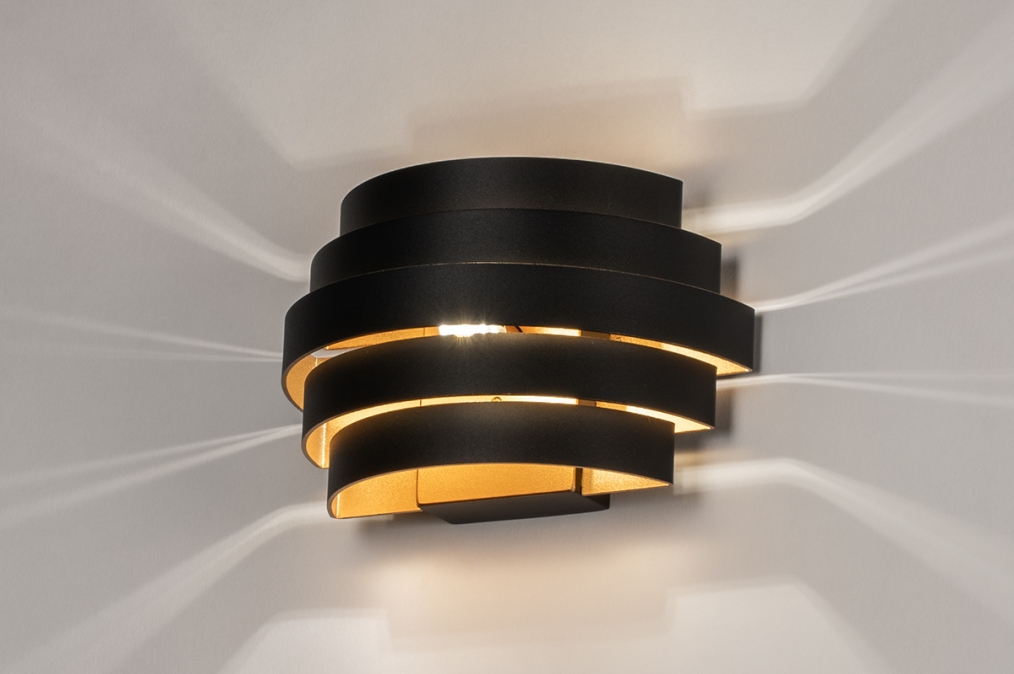Foto 14290: Zwarte wandlamp van metaal met een gouden binnenkant 