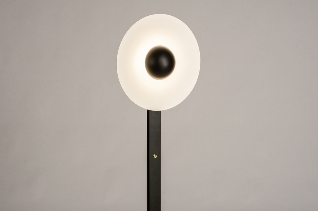 Foto 14920: Stimmungsvolle Design-Stehleuchte, dimmbares LED-Licht, in mattem Schwarz / Weiß.