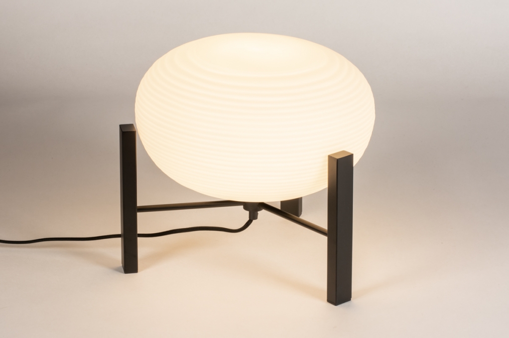 Foto 14924: Grote design tafellamp van ETH met opaalglas en een zwart onderstel.