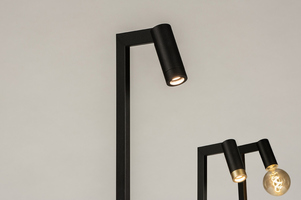 Foto 14971: Zwarte vloerlamp met drie verschillende looks; zwarte leeslamp, leeslamp met messing detail of industriële vloerlamp