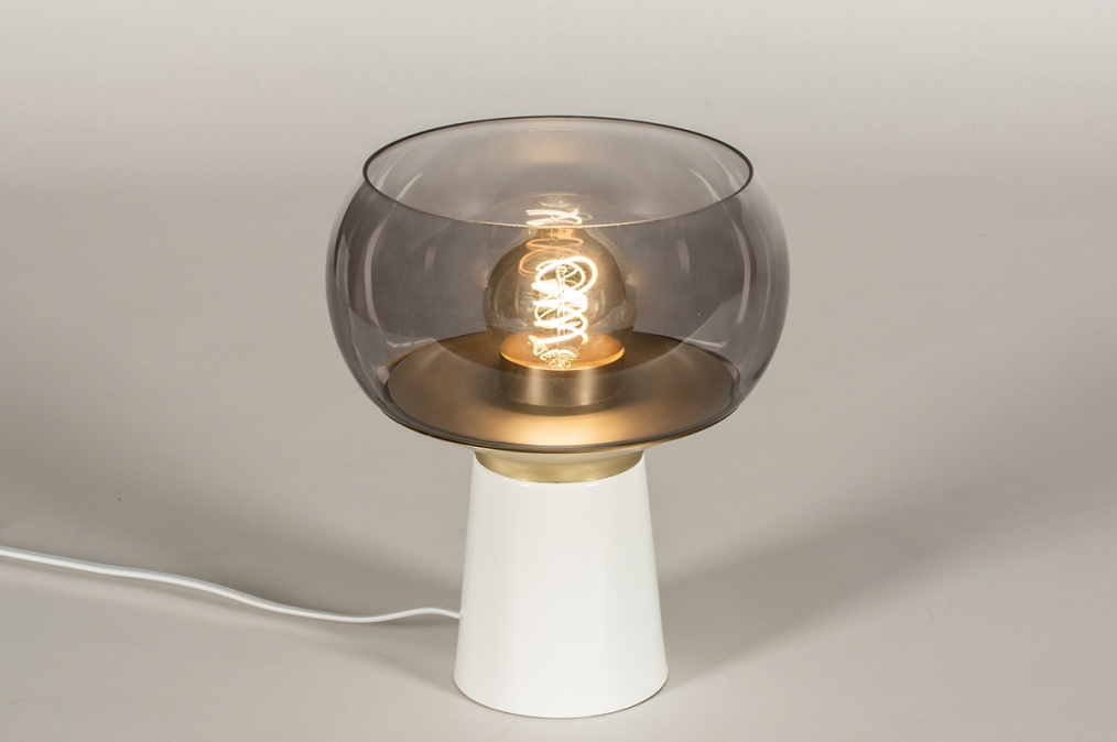 Foto 15153: Witte tafellamp met messing en rookglas
