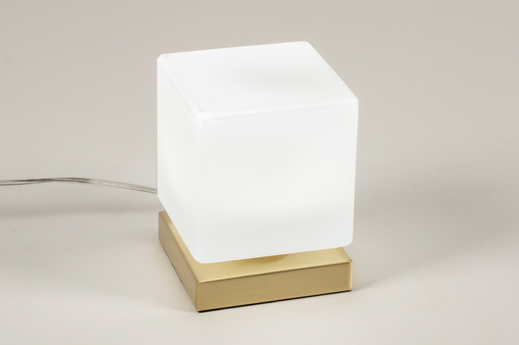 Foto 15163: Design tafellamp in kubus vorm van opaalglas en messing met touchdimmer