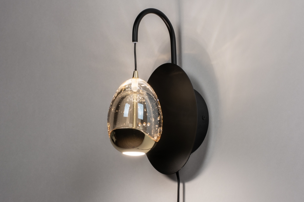 Foto 15235: Zwarte led wandlamp met eivormig glas in amberkleur