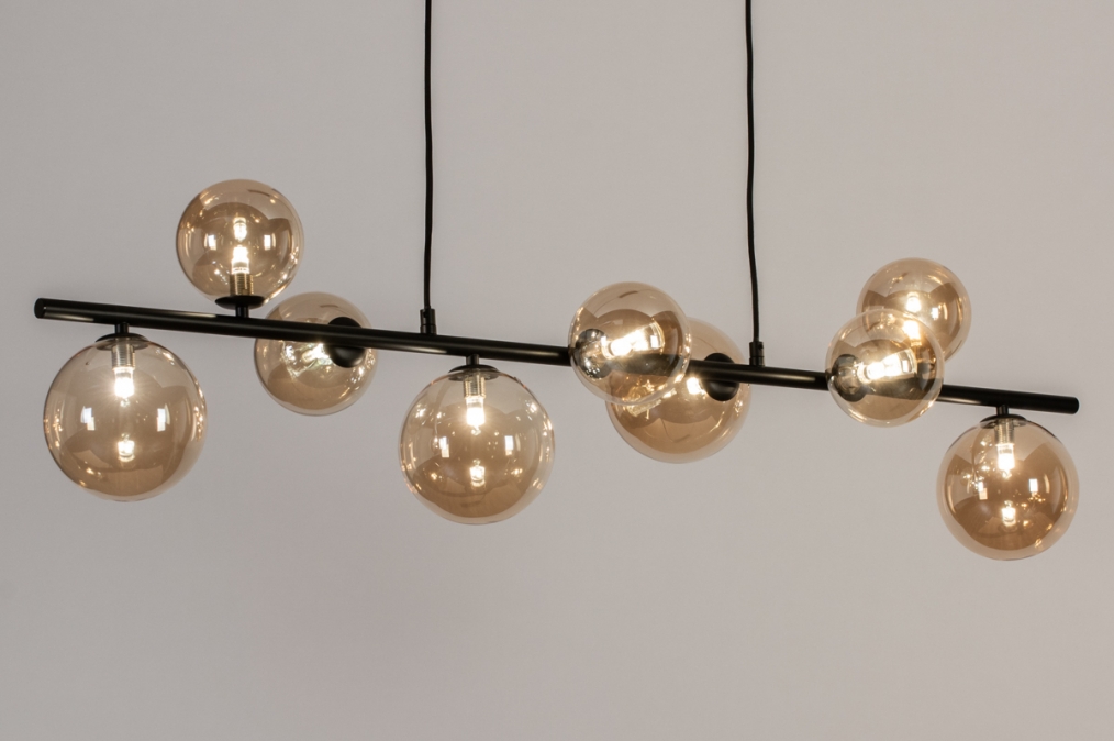 Foto 15253: Langwerpige hanglamp in het zwart met negen bollen van glas in amber kleur