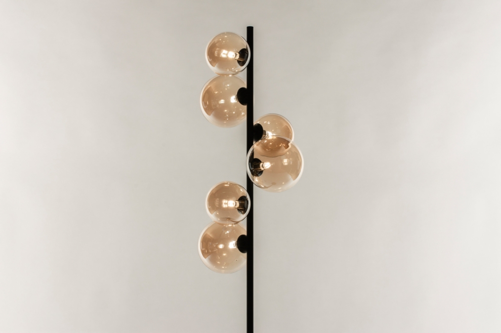 Foto 15255: Zwarte vloerlamp met zes amberkleurige bollen van glas in boutique hotel stijl