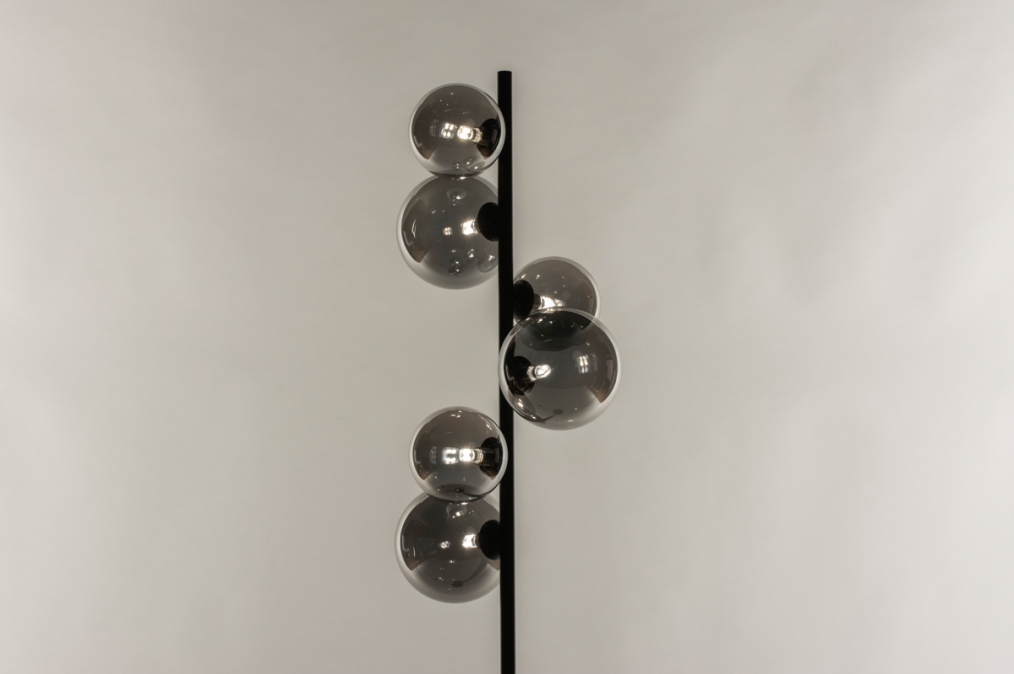 Foto 15256: Zwarte dimbare vloerlamp met zes bollen van rookglas in boutique hotel stijl