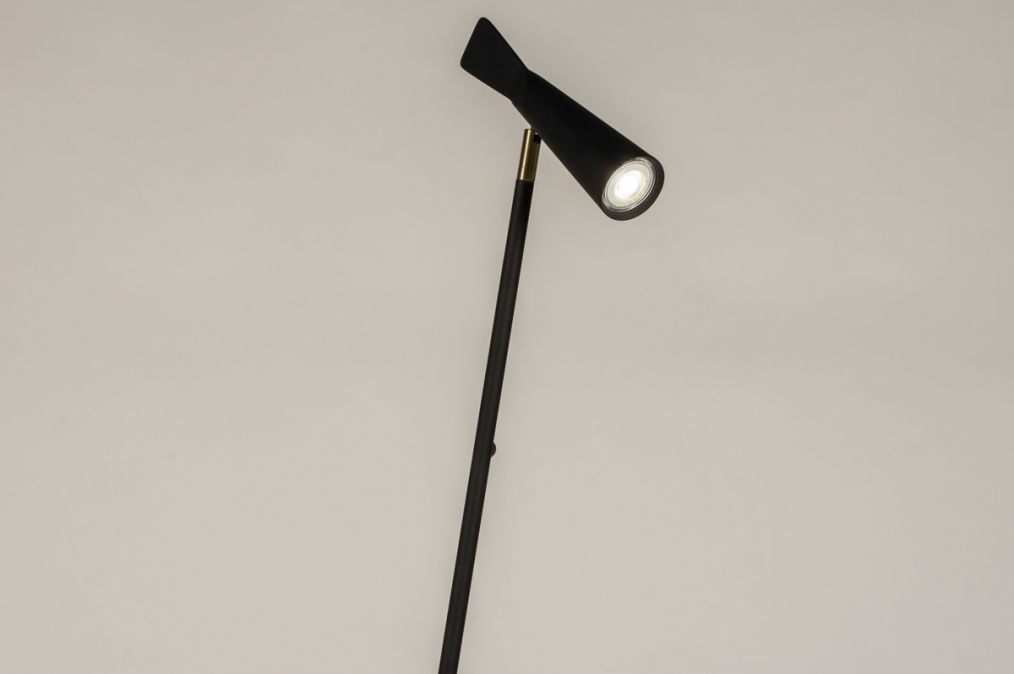 Foto 15285: Hoge vloerlamp zwart metaal met GU10 fitting en 360 graden verstelbaar door kogelgewricht