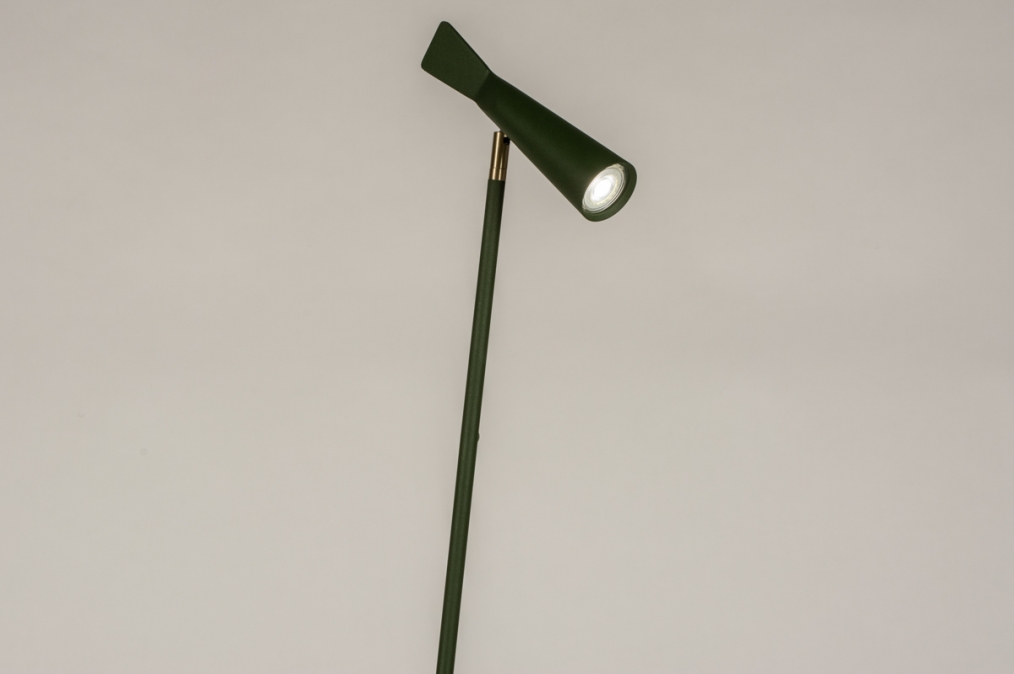 Foto 15287: Vloerlamp groen van metaal met GU10 fitting en 360 graden verstelbaar door kogelgewricht