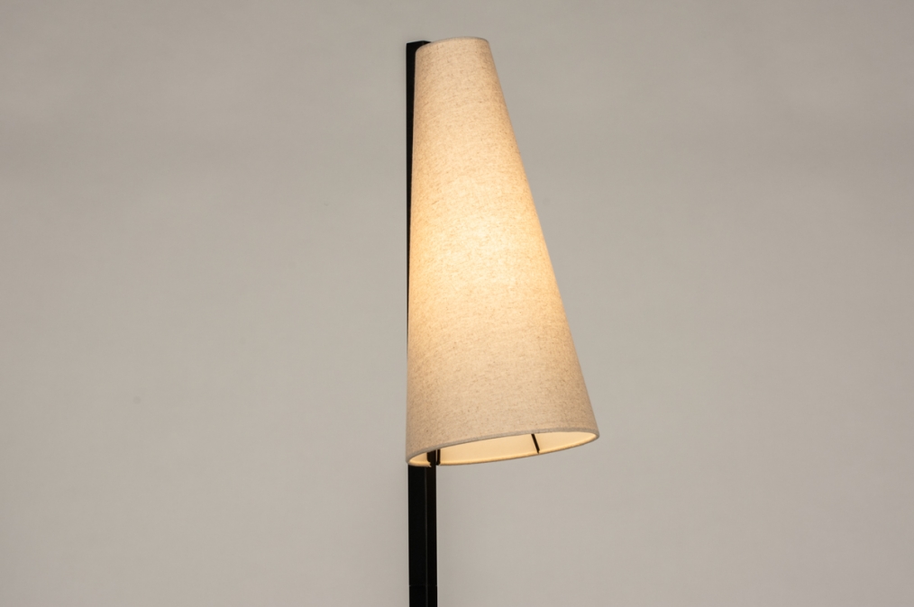 Foto 15337: Japandi vloerlamp in rustieke stijl van zwart metaal met beige linnen