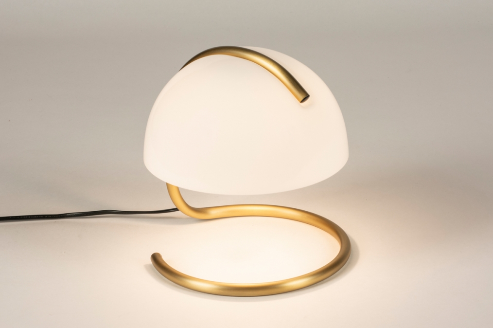 Foto 15339: Retro tafellamp in messing/goud met halve bol van wit opaalglas
