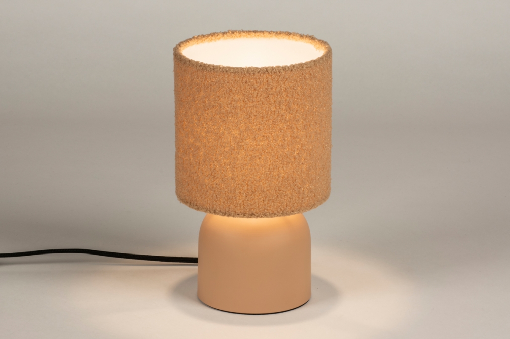 Foto 15347: Trendy tafellamp in nude kleur met kap van teddy stof 