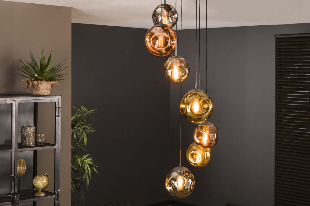 Foto 15379: Vide hanglamp met zeven glazen bollen met organische vormen in goud, koper en chroom