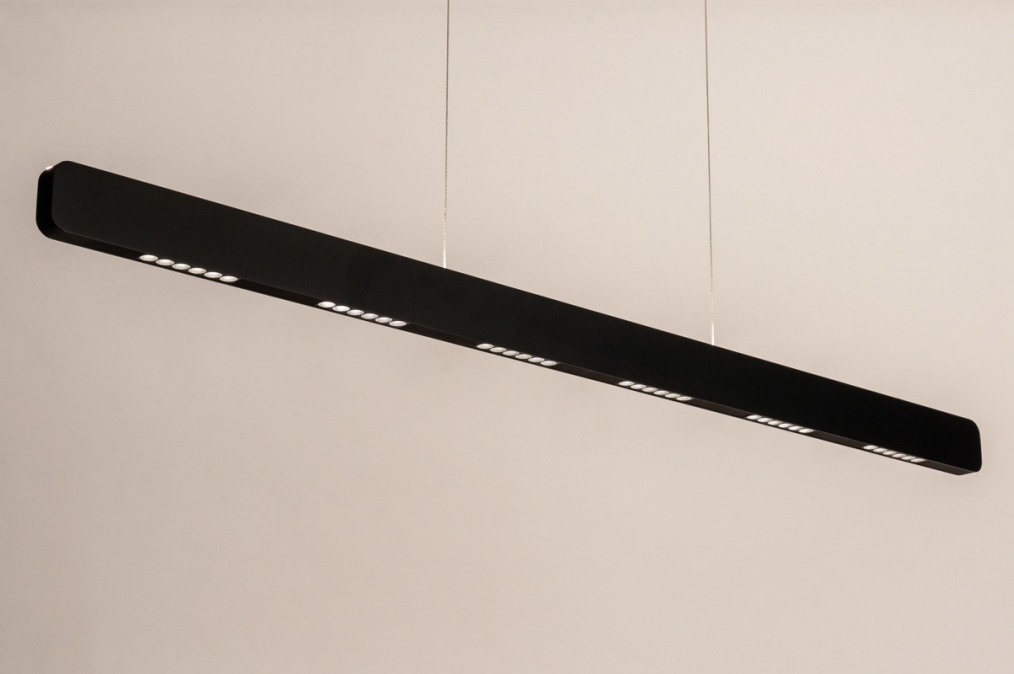 Foto 16086: Elegante, minimalistische Hängeleuchte mit schmalem Design in Schwarz
