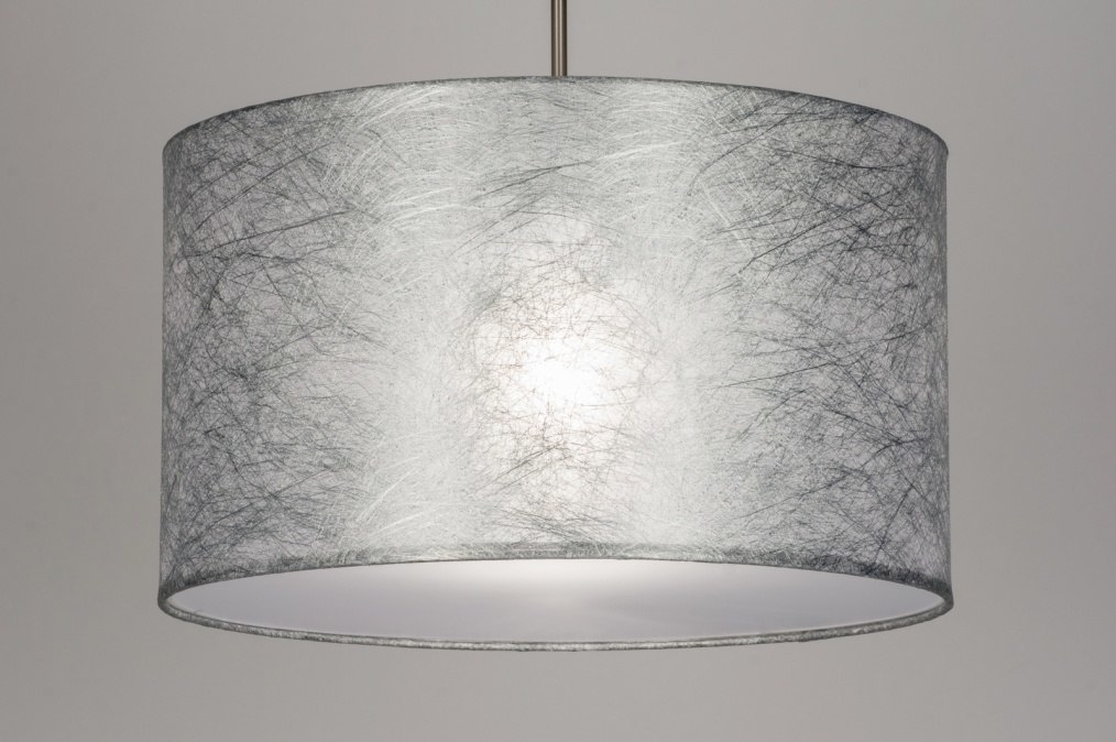 Foto 30381: Sfeervolle, moderne hanglamp in zilveren kleur voorzien van blender.