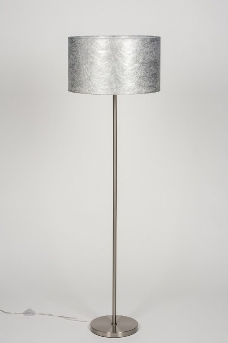 Foto 30643: Vloerlamp met ronde lampenkap van stof in zilver