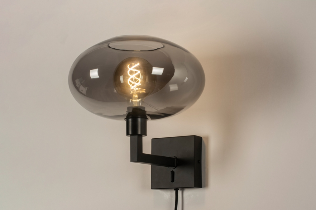 Foto 31017: Moderne zwarte wandlamp voorzien van een rookglazen kap, geschikt voor led verlichting.