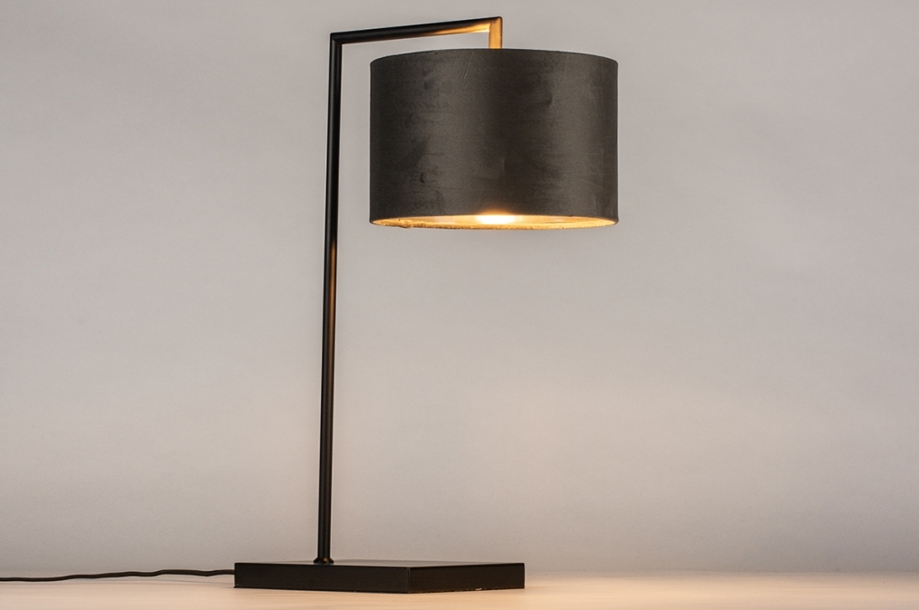 Foto 31071: Zwarte tafellamp in strak design met luxe grijze velvet lampenkap