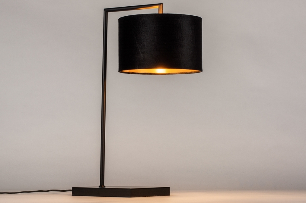 Foto 31077: Schwarze Tischleuchte in elegantem Design mit luxuriösem Lampenschirm aus Samt