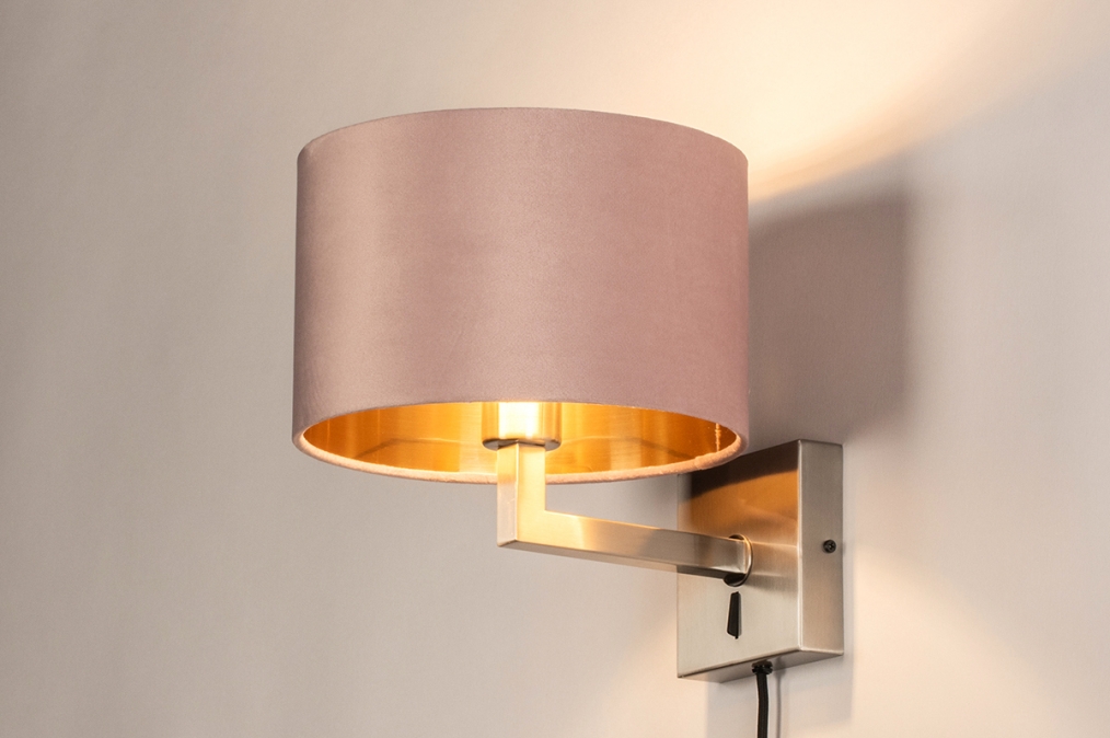 Foto 31106: Moderne wandlamp in staal voorzien van roze stoffen kap, geschikt voor led verlichting.