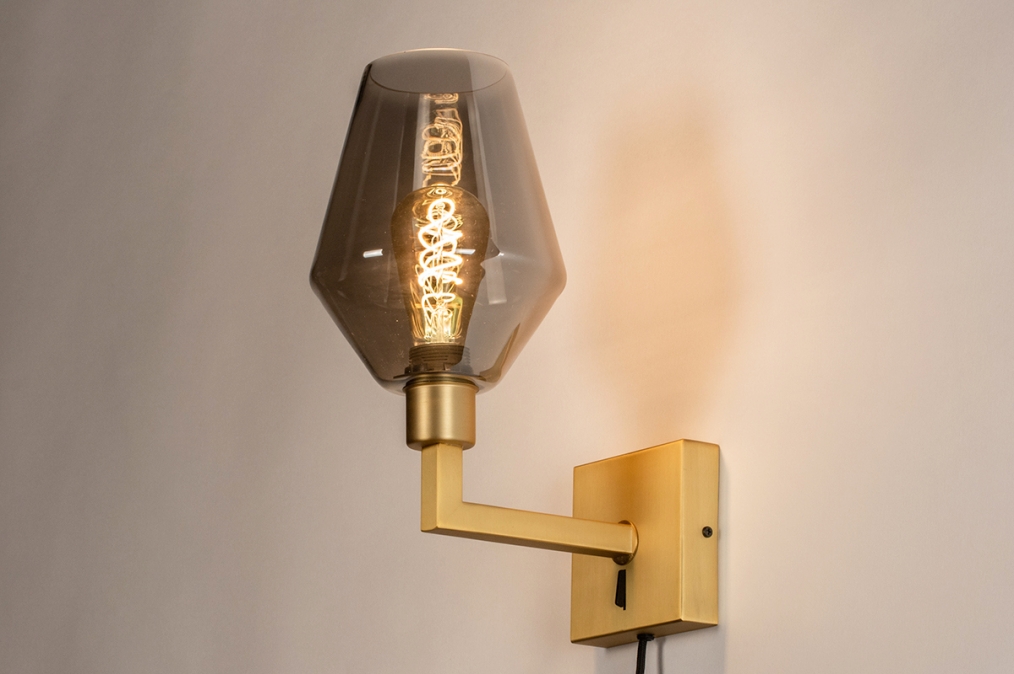 Foto 31111: Messing wandlamp in hotel chique stijl met kelk van rookglas