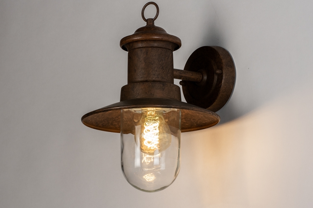 Foto 31150: Nostalgische Wandlampe / Außenlampe / Fischerlampe in rostbrauner Farbe, ausgestattet mit einem LED-Leuchtmittel und einem Dämmerungssensor