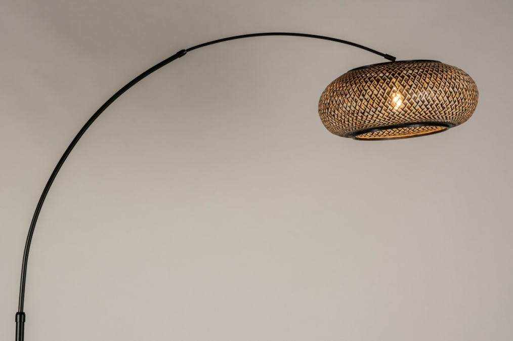 Foto 31211: Schwarze Bogenleuchte mit Bambus-Lampenschirm