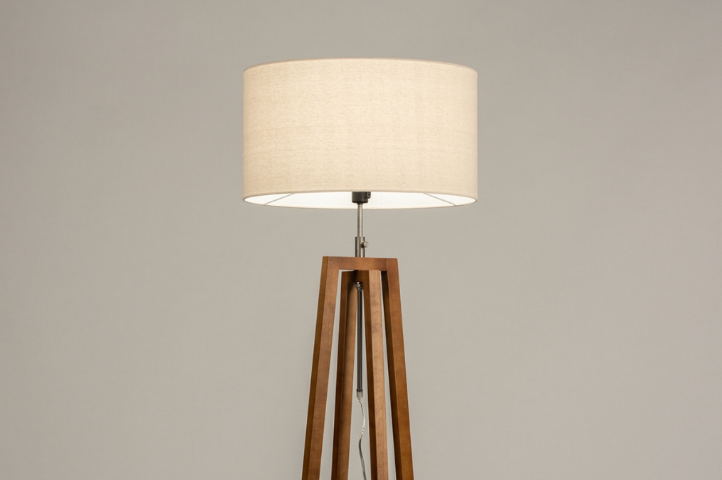 Foto 31261: Landelijke vloerlamp van hout met beige linnen lampenkap