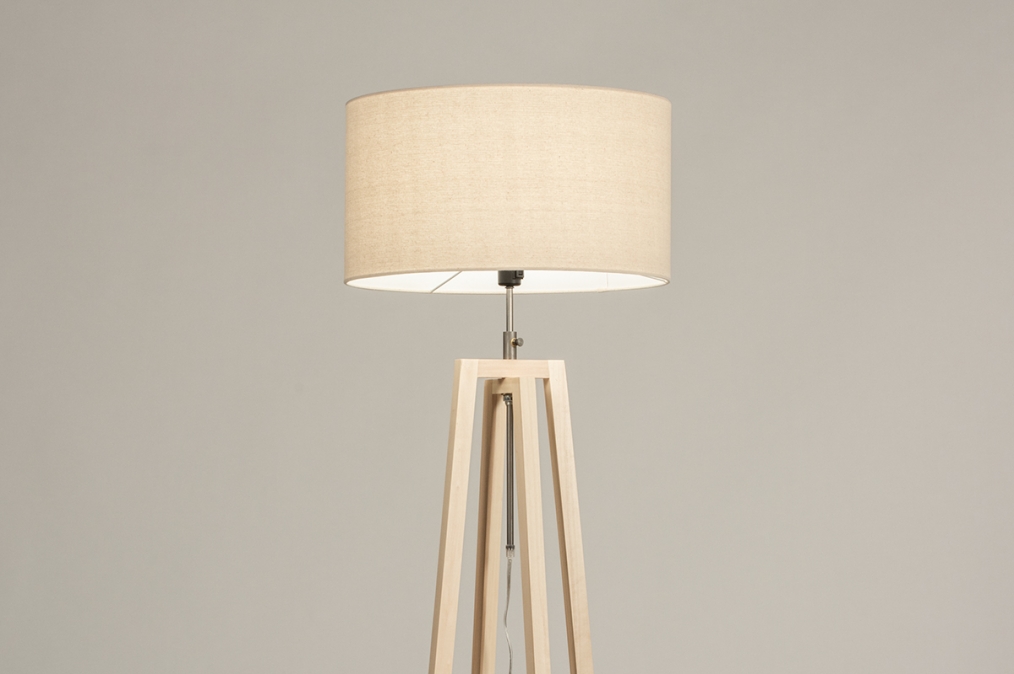 Foto 31270: Landelijke vloerlamp van licht hout met beige linnen lampenkap