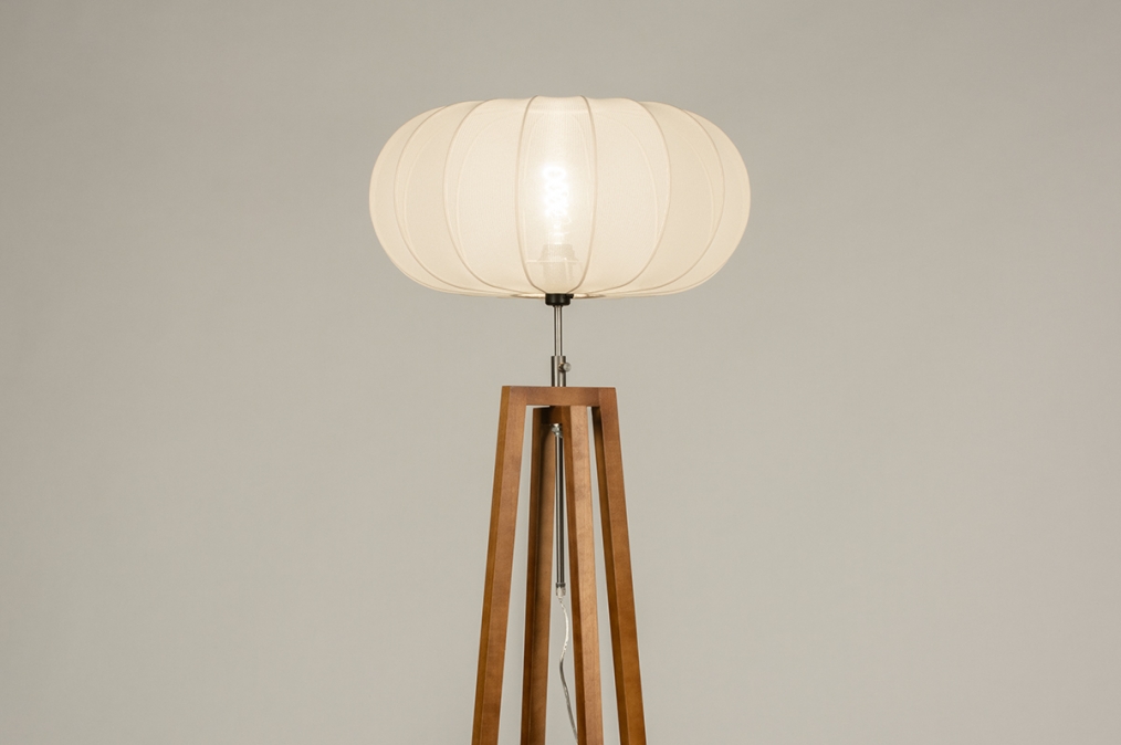 Foto 31280: Houten staande lamp met beige ronde lampenkap
