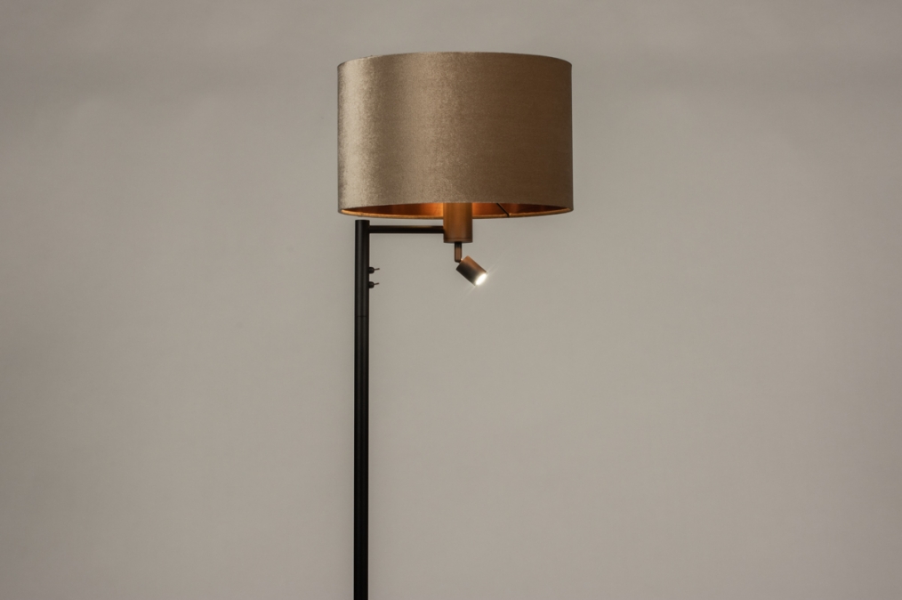 Foto 31320: Zwarte staande schemerlamp met leeslamp en velvet kap in taupe met koperkleurige binnenkant