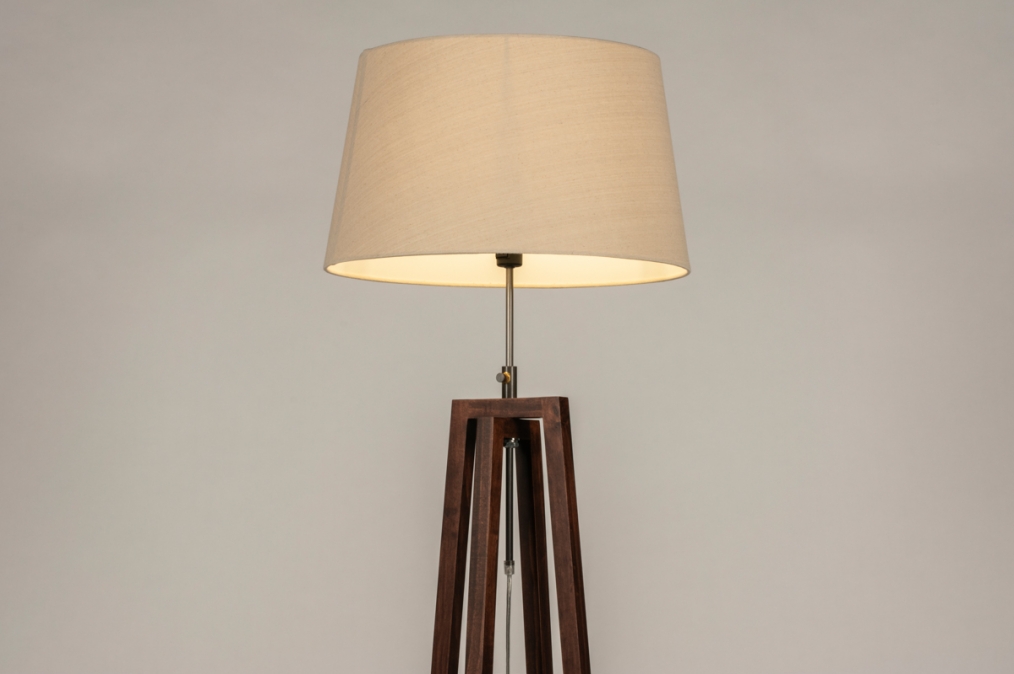 Foto 31340: Staande houten vloerlamp met beige kap van stof 