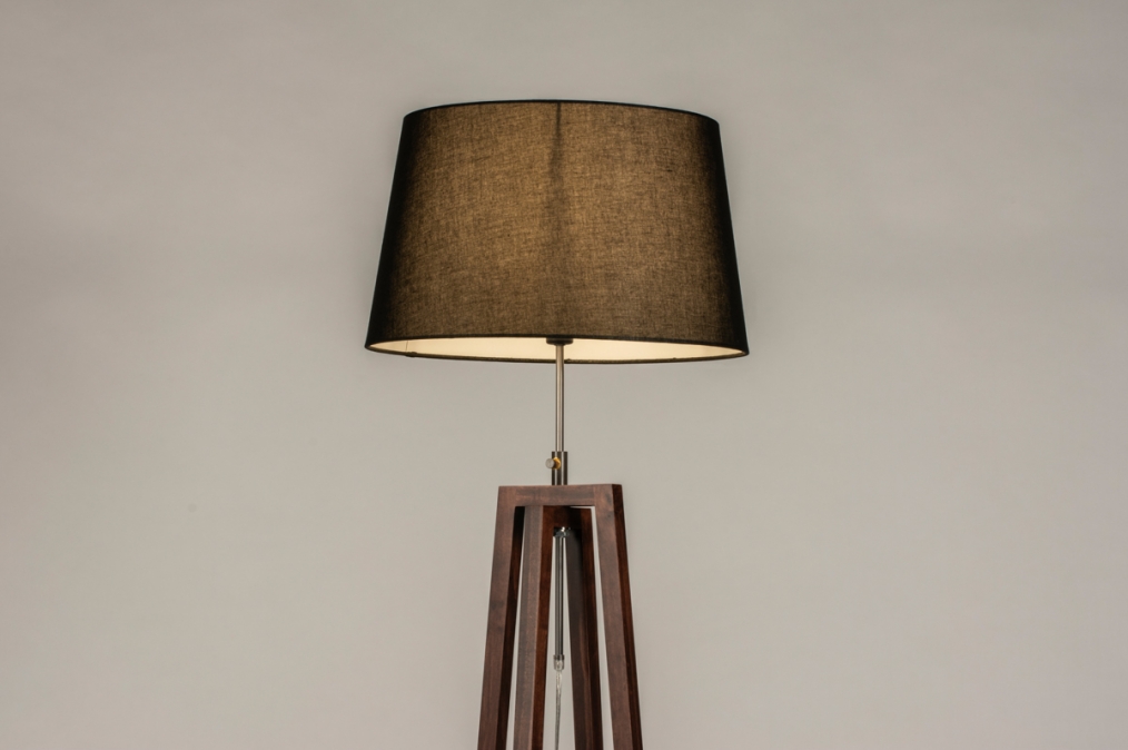 Foto 31342: Staande houten vloerlamp in walnoot bruin met zwarte kap