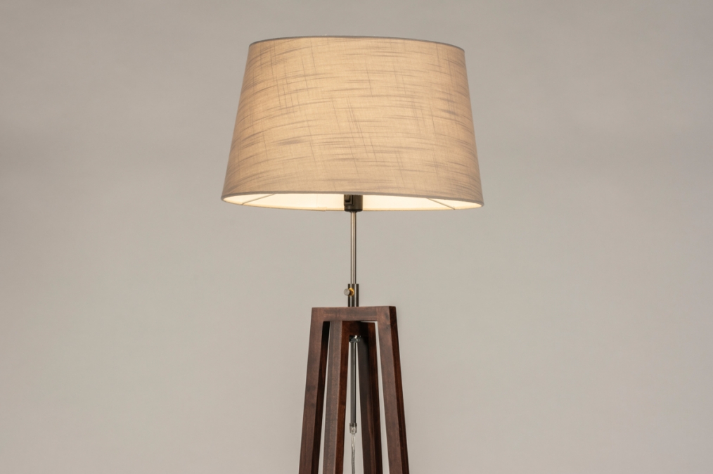 Foto 31344: Staande houten vloerlamp in walnoot bruin met taupe kap 