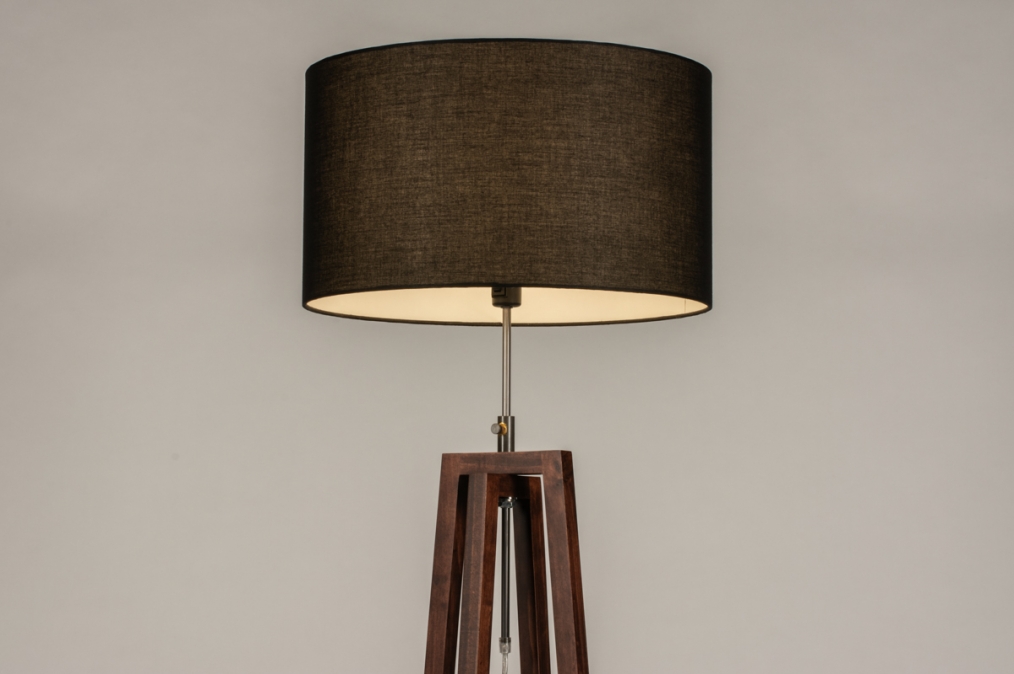 Foto 31345: Staande houten vloerlamp in walnoot bruin met zwarte kap 
