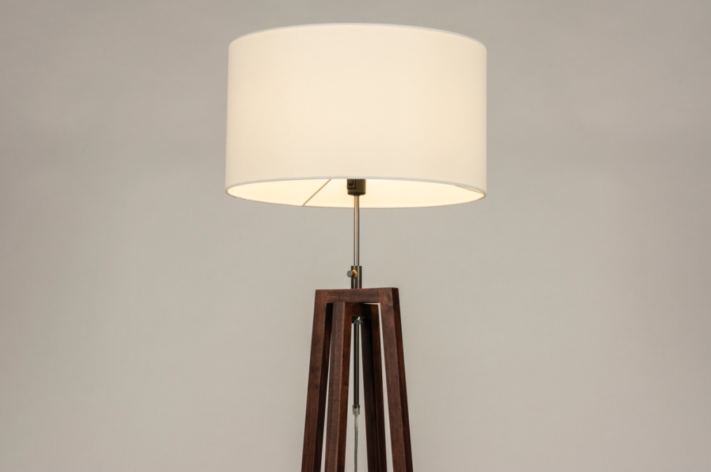 Foto 31346: Staande houten vloerlamp met ronde kap in het wit 