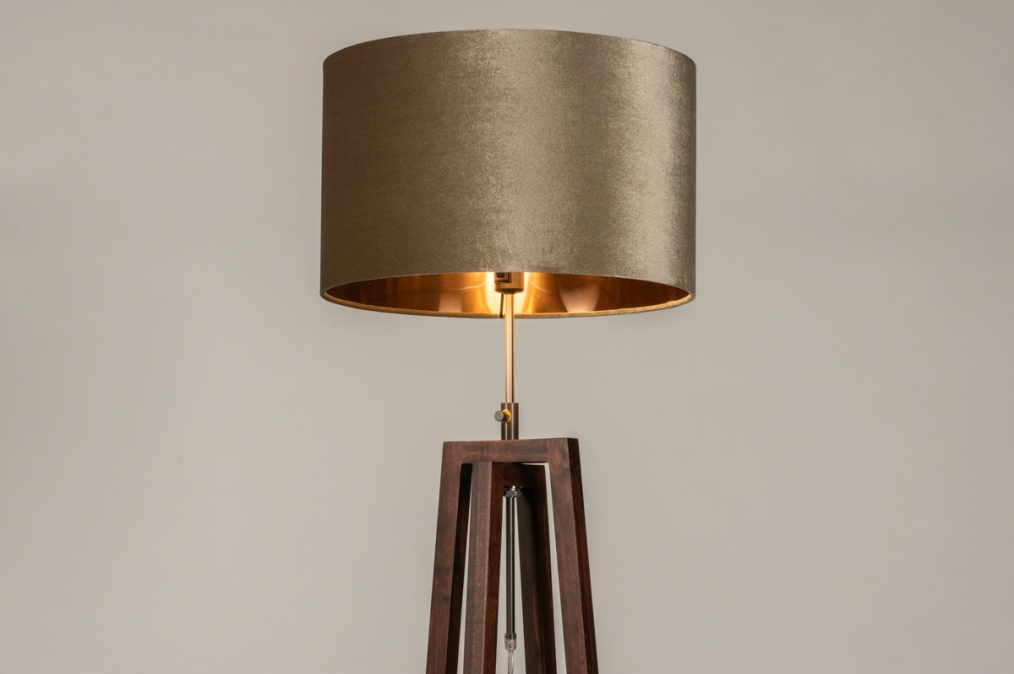 Foto 31351: Houten staande lamp met kap in taupe velvet en gouden binnenkant 