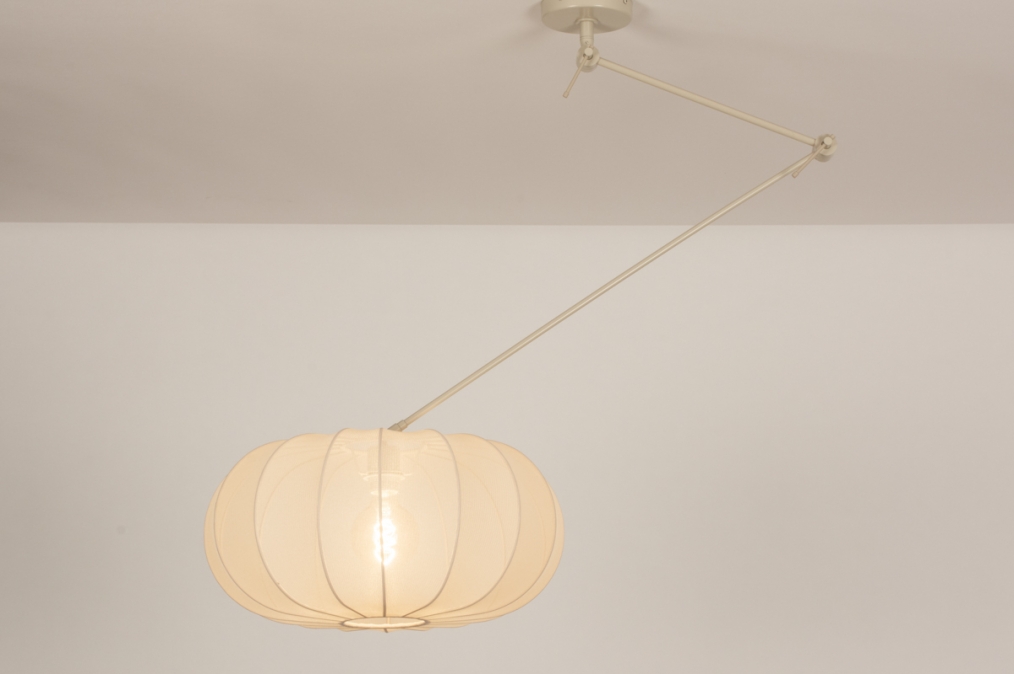 Foto 31356: Beige knikarm lamp voor aan het plafond met lampion kap in japandi stijl 