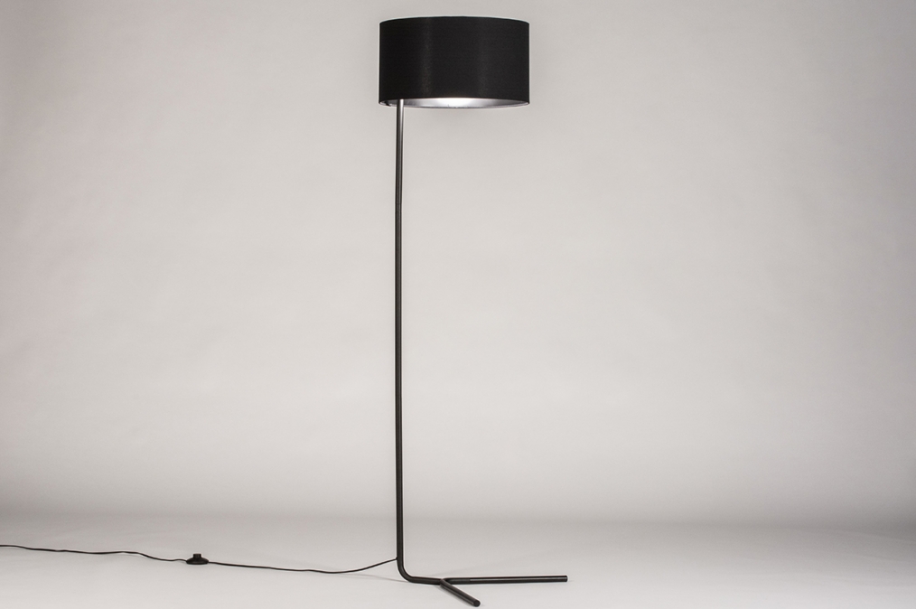 Foto 31408: Schwarze minimalistische Stehlampe mit luxuriösem schwarzem Lampenschirm