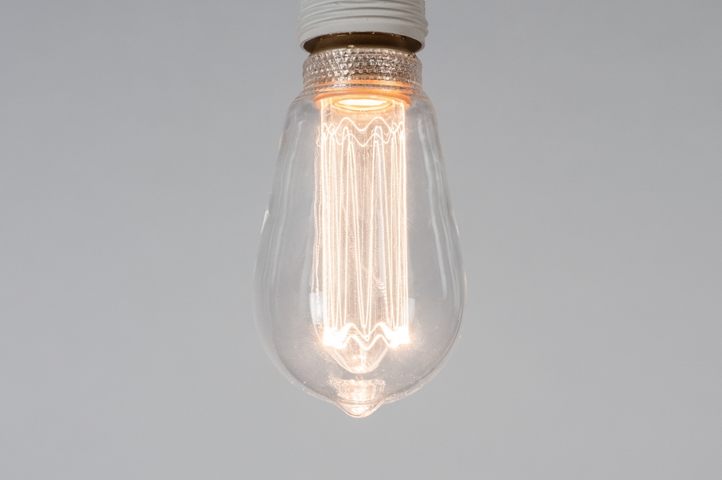 Foto 324: LED lichtbron ST64 met helder glas 5W 240 lumen en in 3 stappen te dimmen met een gewone schakelaar.