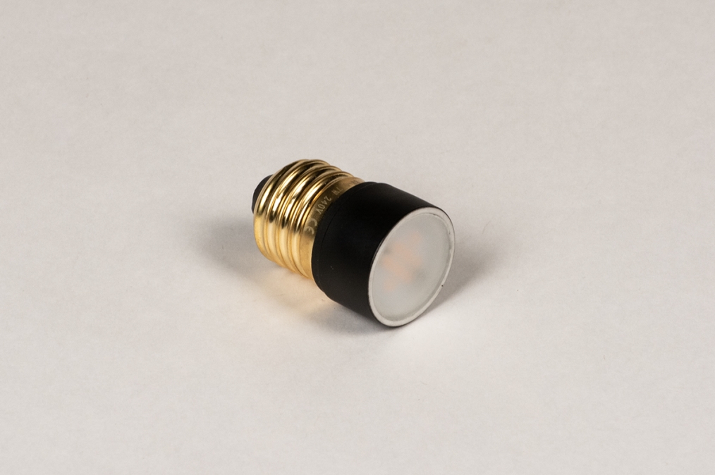 Foto 355: Kleines Design-LED-Leuchtmittel, welches mit dem vorhandenen Wandschalter in drei Stufen bequem dimmbar ist; 240 lm / 120 lm / 40 lm.