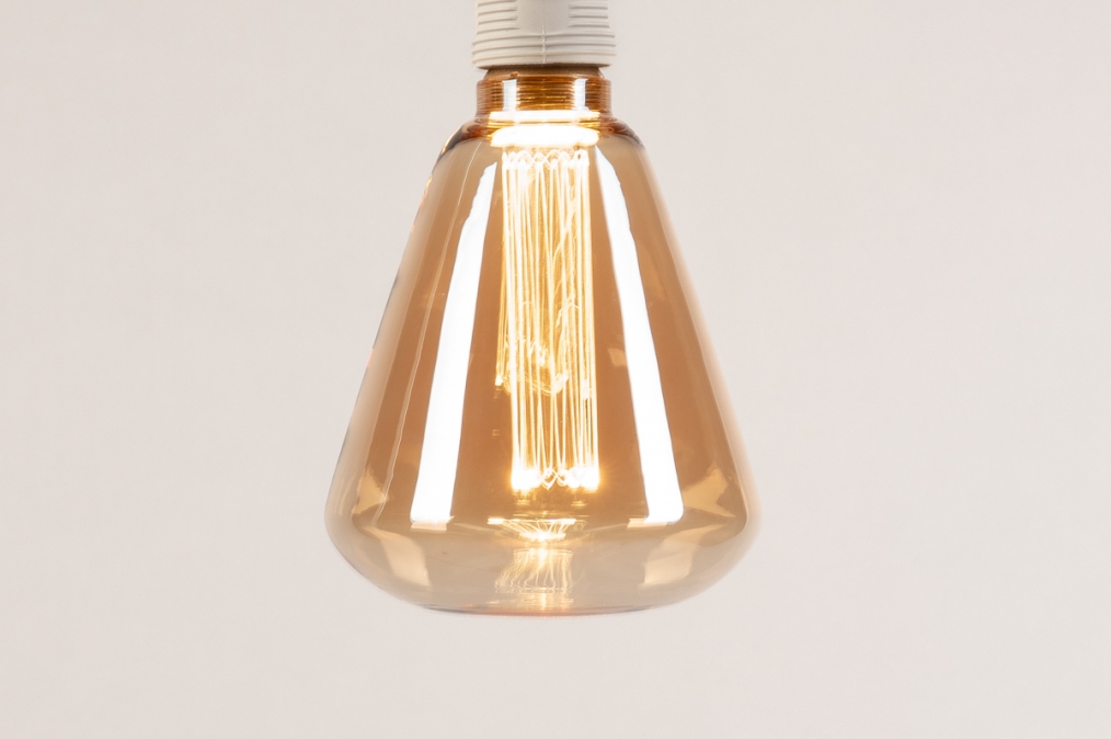 Foto 377: Warm, sfeervol licht met een decoratief design in kegelvorm