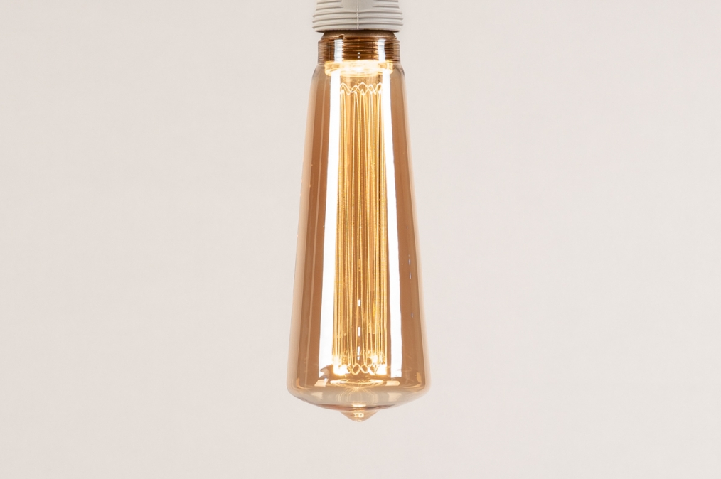 Foto 379: Warm, sfeervol licht met een decoratief design in kegelvorm