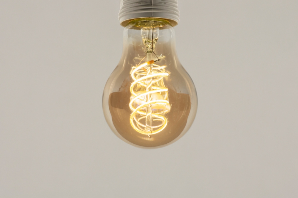 Foto 401: Vintage led lichtbron met amberkleurige uitstraling welke lijkt op een kooldraadlamp.