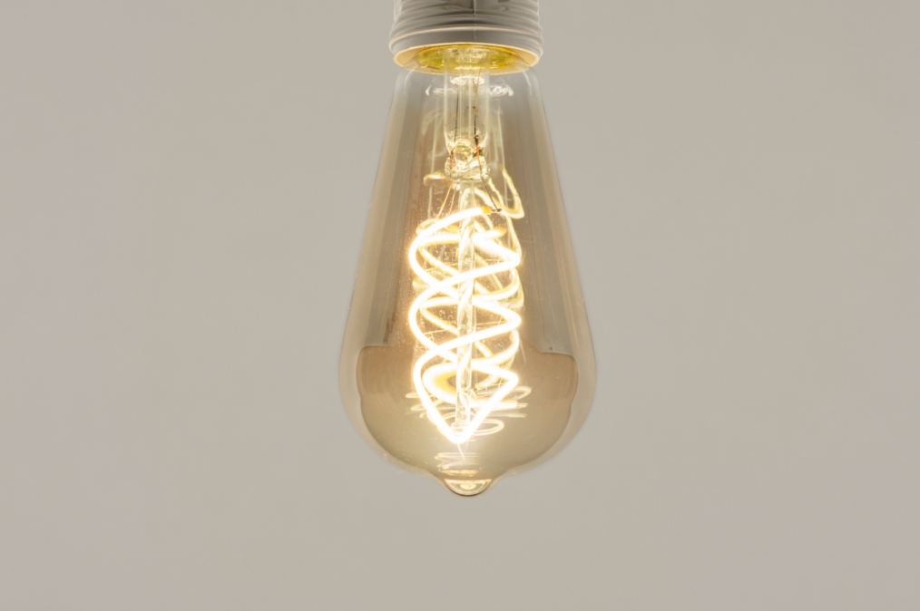Foto 403: Vintage LED Leuchtmittel in Bernsteinfarbe, die einer Kohlefadenlampe ähnelt.