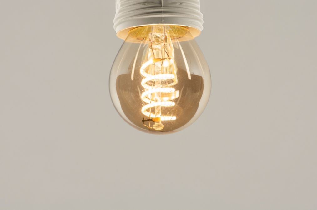 Foto 414: Eine LED-Kugel E14-Lichtquelle mit einem warmen, rauchigen Erscheinungsbild, Lichtfarbe extra warmweiß 2200 kelvin.