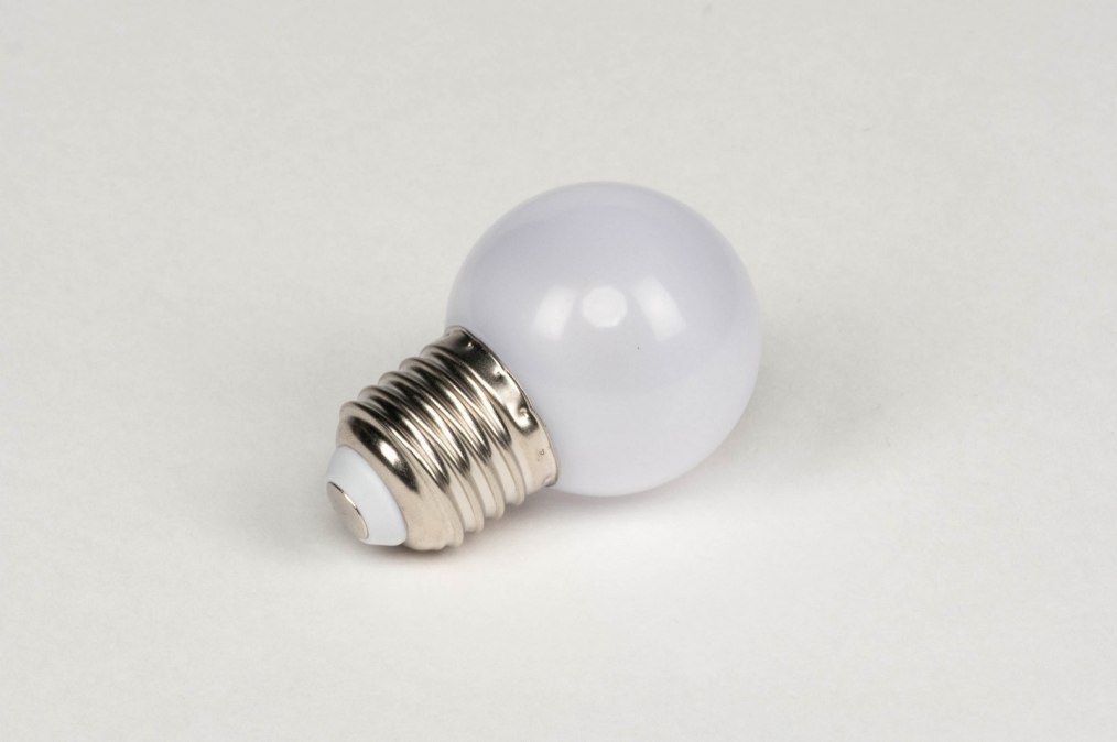 Foto 417: Eine mattweiße LED-Kugel E27 mit 3 Dimmstufen