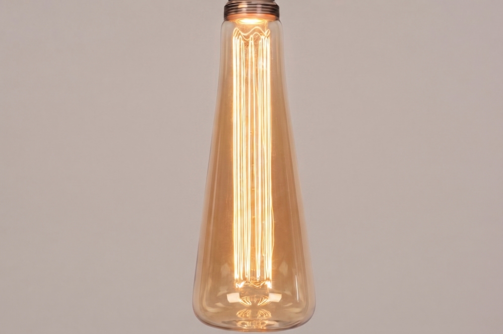 Foto 424: E27 XL lichtbron, sfeervol licht met een decoratief design in smalle kegelvorm