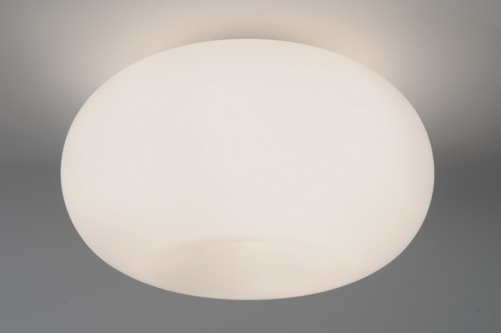 Foto 70596: Grote plafondlamp in tulbandvorm van wit glas.